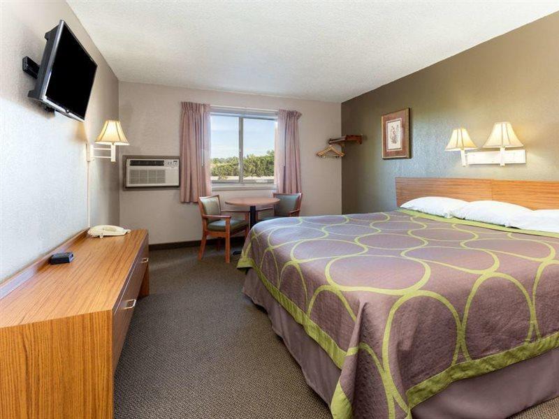 Super 8 By Wyndham Colorado Springs Peterson Space Force Cimarron Hills Dış mekan fotoğraf