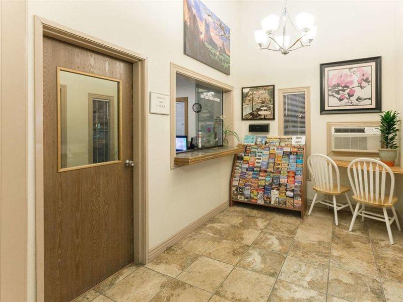 Super 8 By Wyndham Colorado Springs Peterson Space Force Cimarron Hills Dış mekan fotoğraf