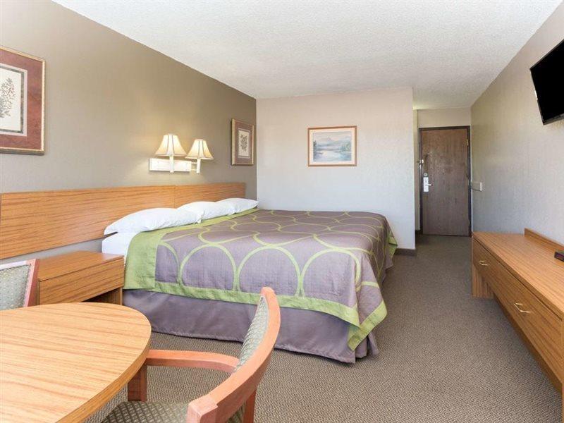 Super 8 By Wyndham Colorado Springs Peterson Space Force Cimarron Hills Dış mekan fotoğraf