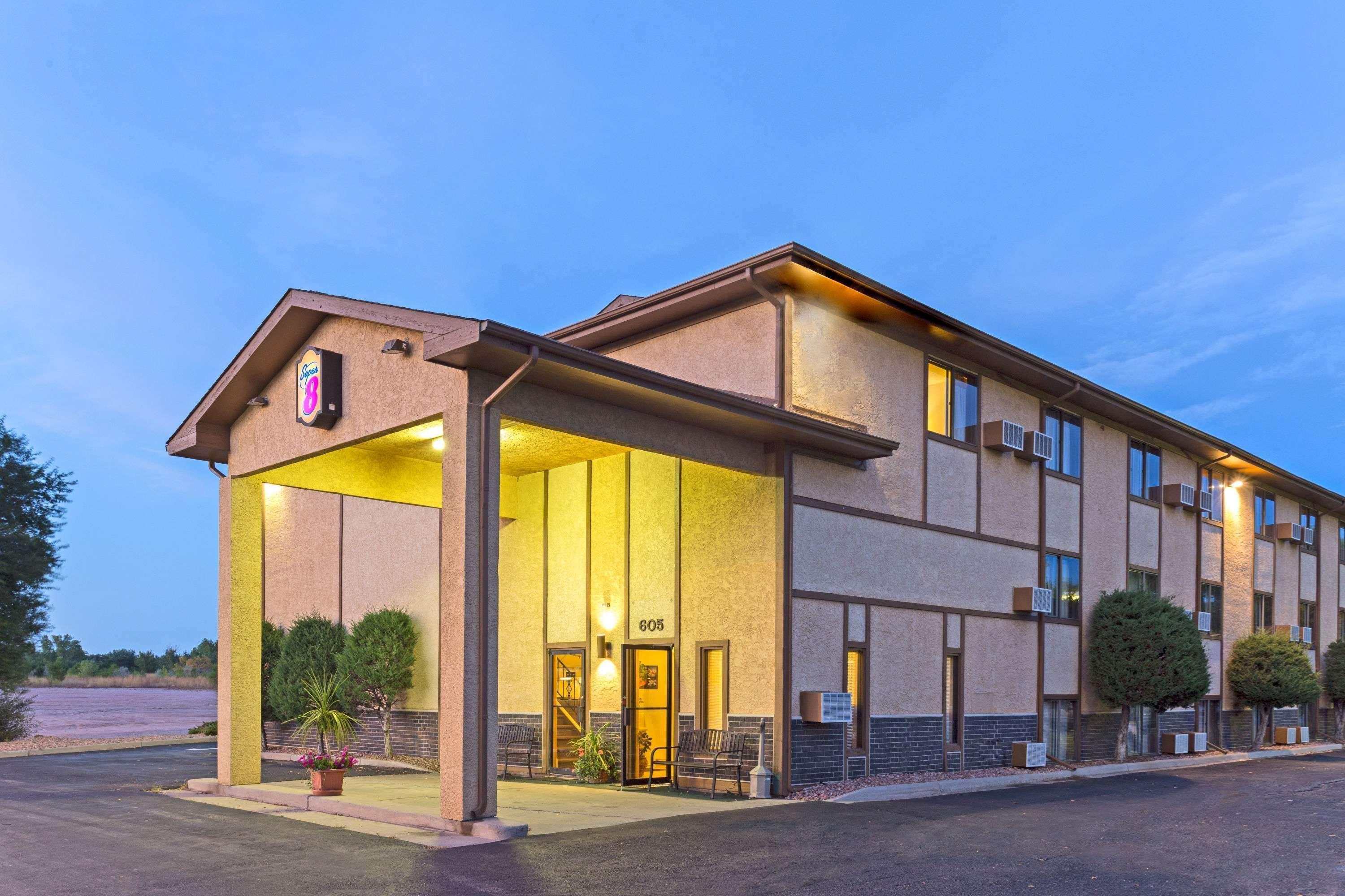 Super 8 By Wyndham Colorado Springs Peterson Space Force Cimarron Hills Dış mekan fotoğraf