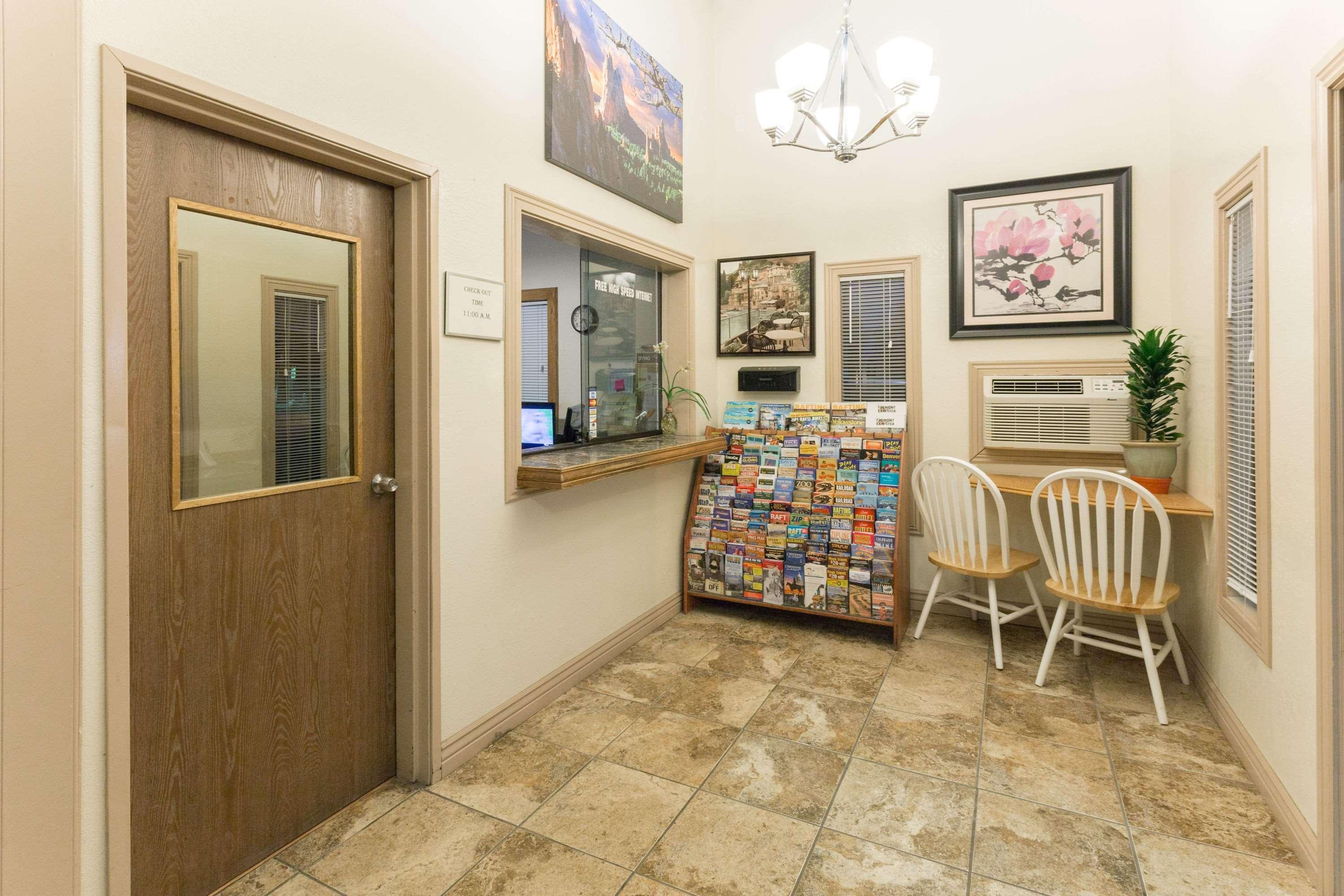 Super 8 By Wyndham Colorado Springs Peterson Space Force Cimarron Hills Dış mekan fotoğraf
