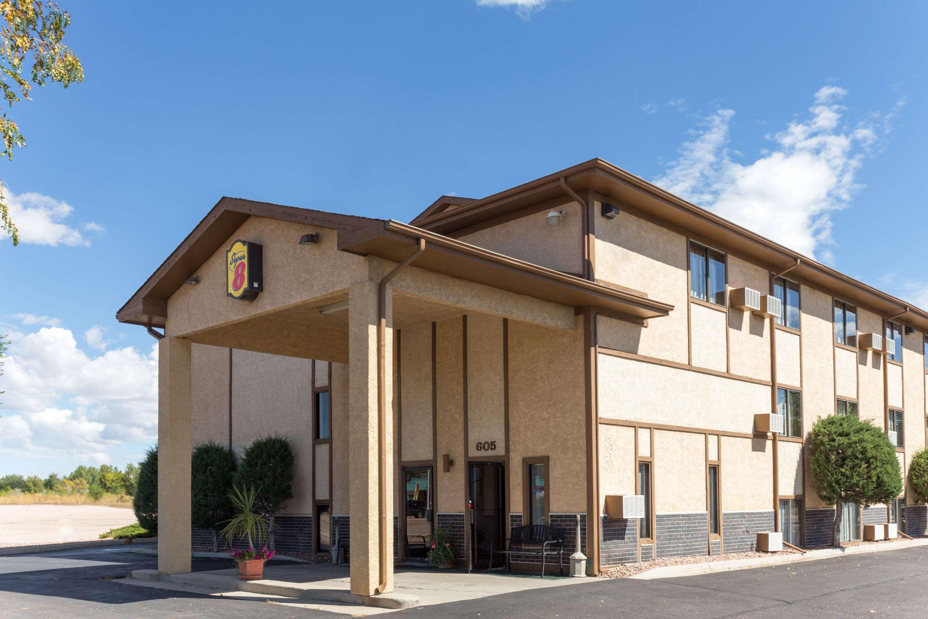 Super 8 By Wyndham Colorado Springs Peterson Space Force Cimarron Hills Dış mekan fotoğraf