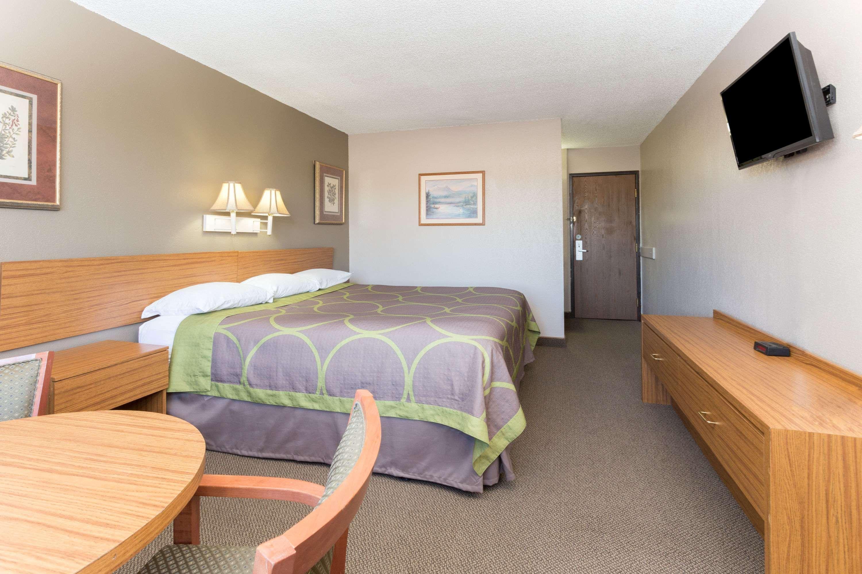 Super 8 By Wyndham Colorado Springs Peterson Space Force Cimarron Hills Dış mekan fotoğraf