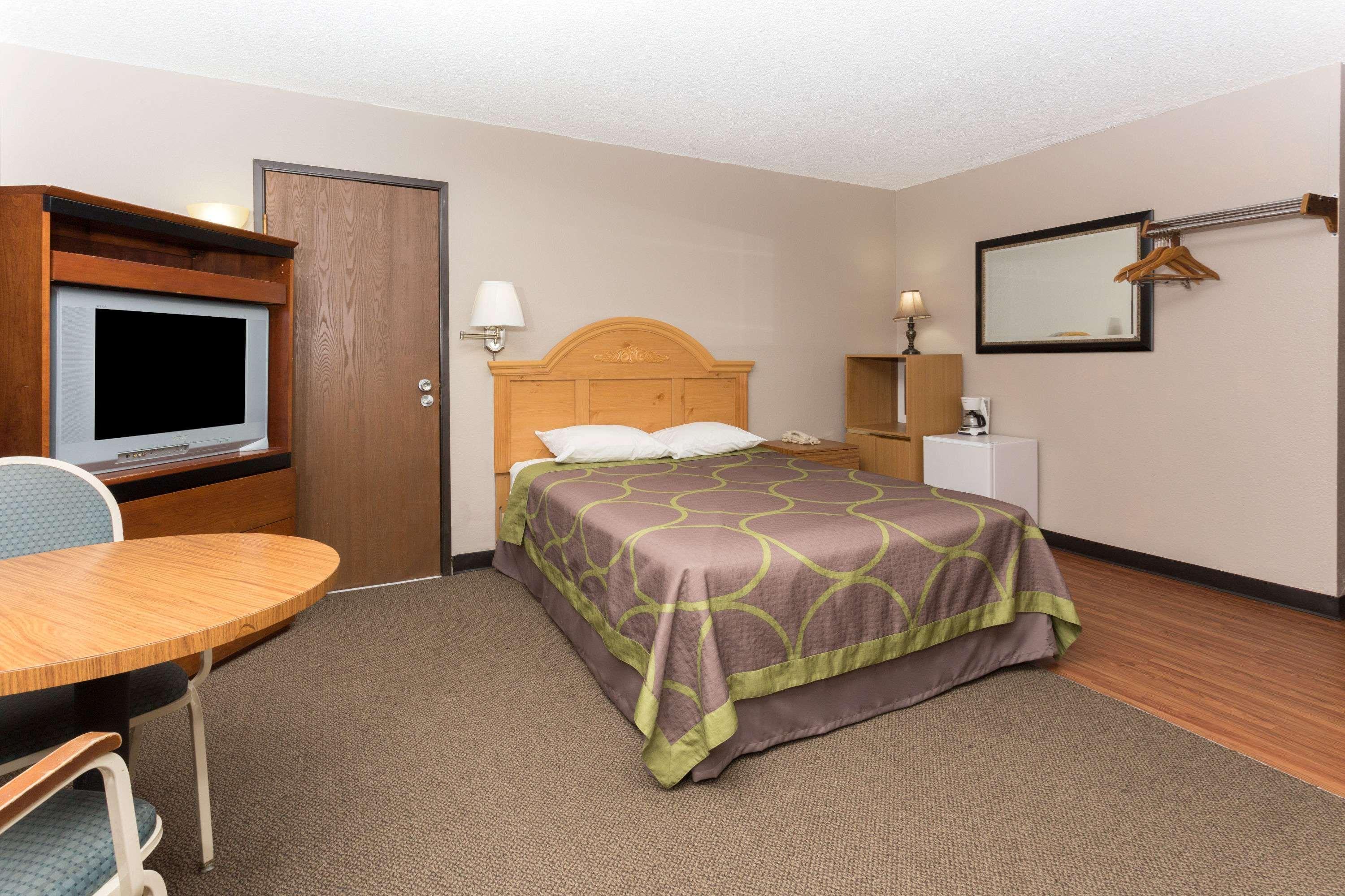 Super 8 By Wyndham Colorado Springs Peterson Space Force Cimarron Hills Dış mekan fotoğraf